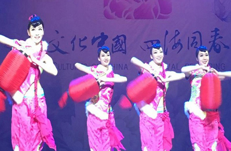 袁弘夫妇美国看球赛 张歆艺衣服宽大还说想生女儿 袁弘夫妇美国看球赛 张歆艺衣服宽大还说想生女儿