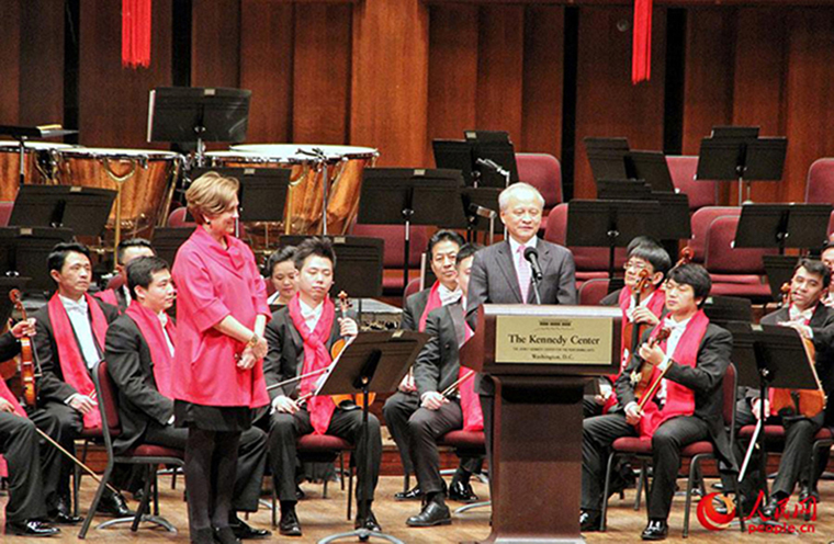 常思思街拍大玩摩登复古风 帅气点亮春日街头