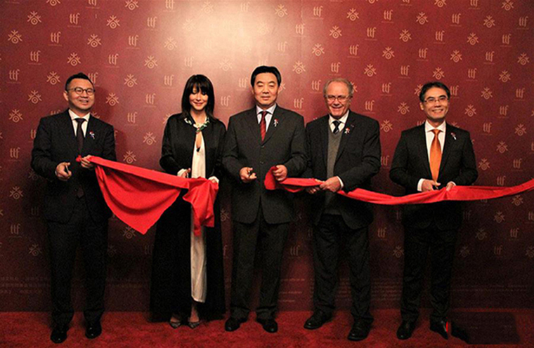 海铃婚纱写真惊喜曝光，化身百变时尚新娘(图)